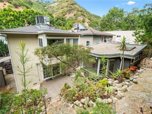 1118 N Beverly Glen Boulevard, Los Angeles, CA 90077