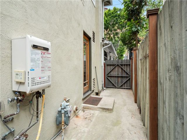 1118 N Beverly Glen Boulevard, Los Angeles, CA 90077
