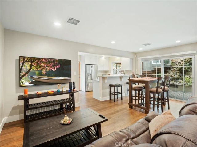 1118 N Beverly Glen Boulevard, Los Angeles, CA 90077