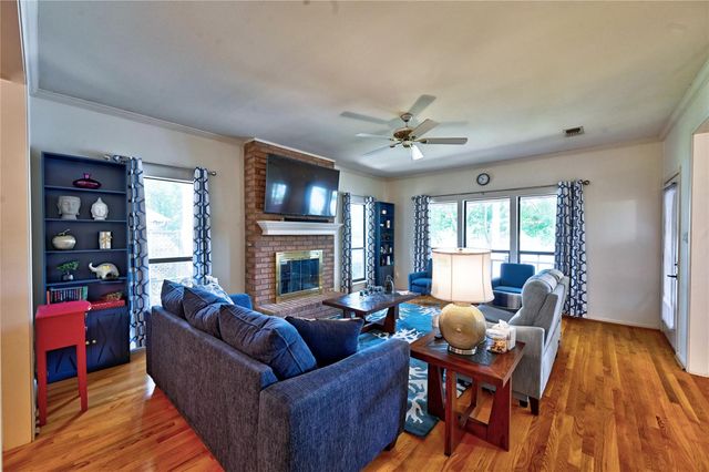 1925 East Lake Drive, Huntsville, TX 77340