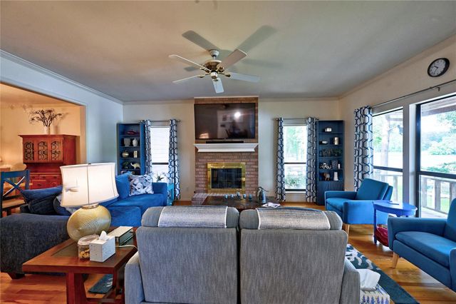 1925 East Lake Drive, Huntsville, TX 77340