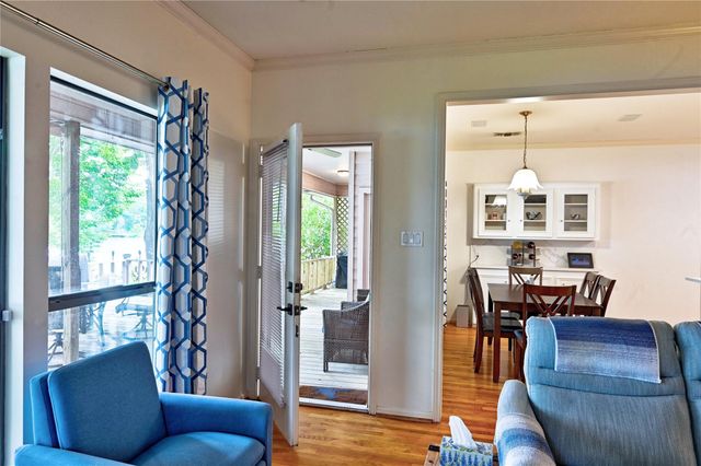1925 East Lake Drive, Huntsville, TX 77340
