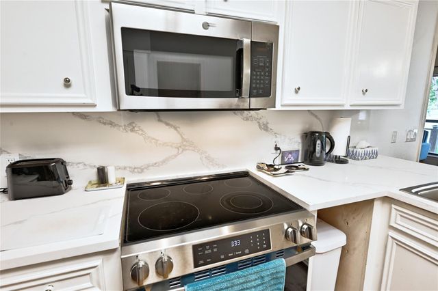 1925 East Lake Drive, Huntsville, TX 77340