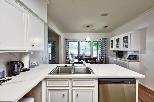 1925 East Lake Drive, Huntsville, TX 77340
