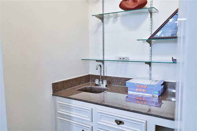 1925 East Lake Drive, Huntsville, TX 77340