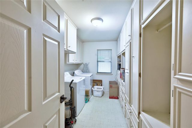 1925 East Lake Drive, Huntsville, TX 77340