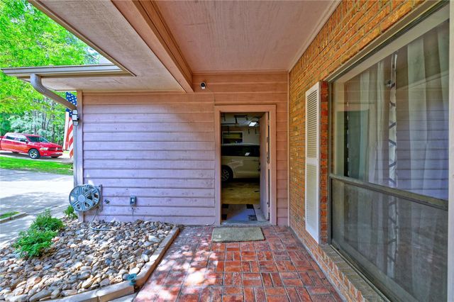 1925 East Lake Drive, Huntsville, TX 77340