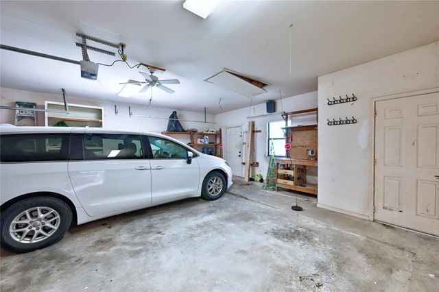 1925 East Lake Drive, Huntsville, TX 77340