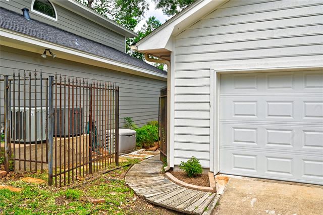 1925 East Lake Drive, Huntsville, TX 77340