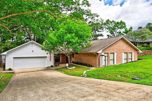 1925 East Lake Drive, Huntsville, TX 77340