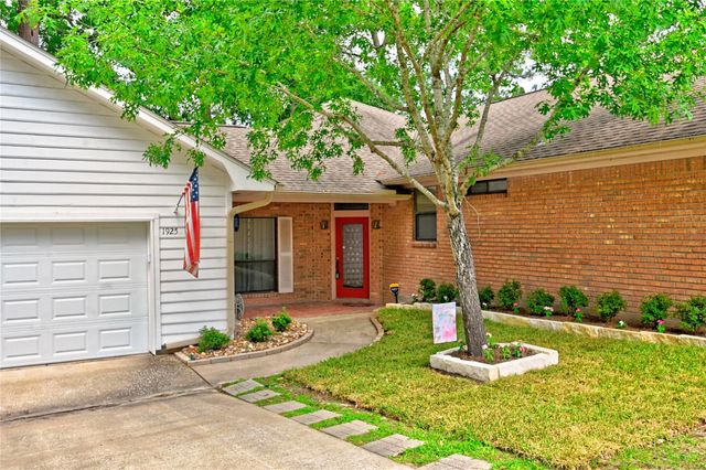 1925 East Lake Drive, Huntsville, TX 77340