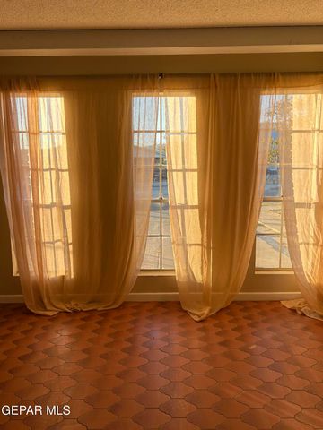 912 ARGENTINA Street, El Paso, TX 79903