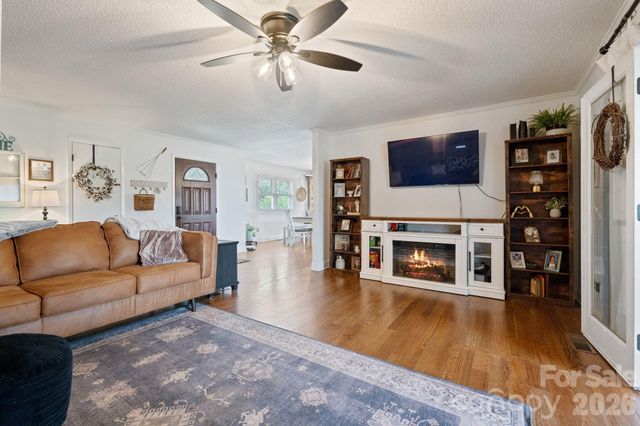 5000 Forest Ridge Drive, Hickory, NC 28602