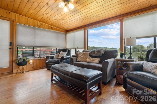 5000 Forest Ridge Drive, Hickory, NC 28602