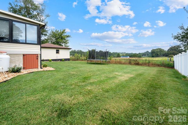 5000 Forest Ridge Drive, Hickory, NC 28602