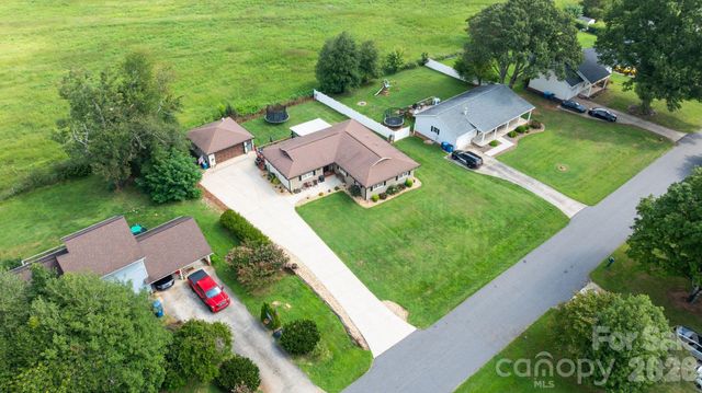 5000 Forest Ridge Drive, Hickory, NC 28602