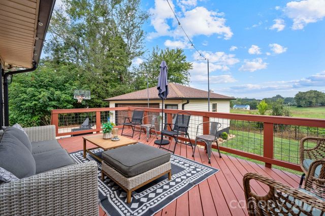 5000 Forest Ridge Drive, Hickory, NC 28602