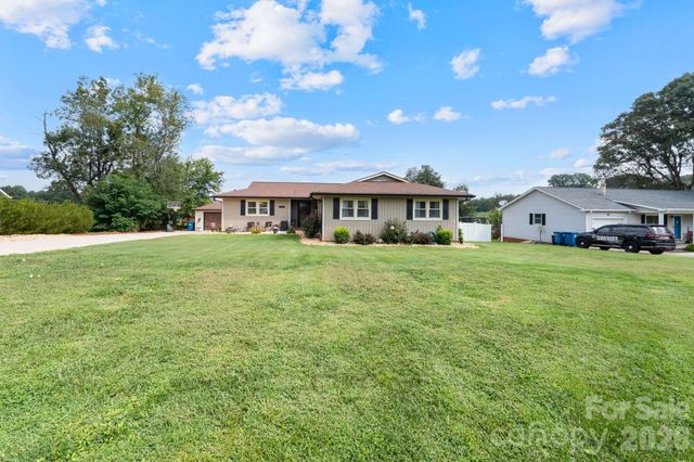 5000 Forest Ridge Drive, Hickory, NC 28602