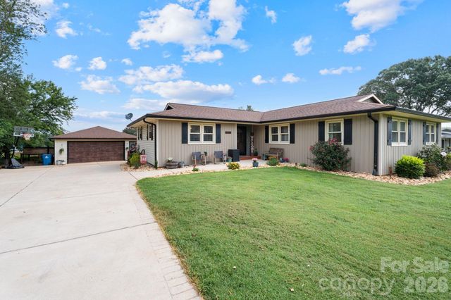 5000 Forest Ridge Drive, Hickory, NC 28602