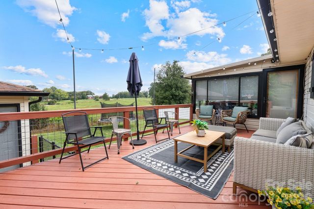 5000 Forest Ridge Drive, Hickory, NC 28602