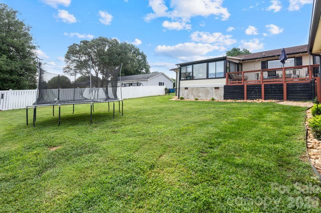 5000 Forest Ridge Drive, Hickory, NC 28602