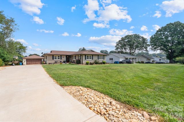 5000 Forest Ridge Drive, Hickory, NC 28602