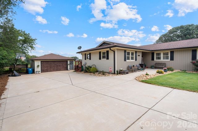 5000 Forest Ridge Drive, Hickory, NC 28602