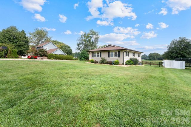 5000 Forest Ridge Drive, Hickory, NC 28602