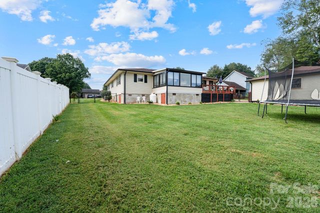 5000 Forest Ridge Drive, Hickory, NC 28602