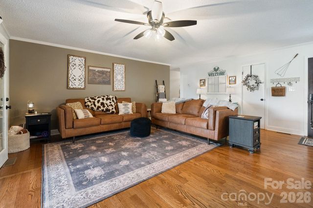 5000 Forest Ridge Drive, Hickory, NC 28602