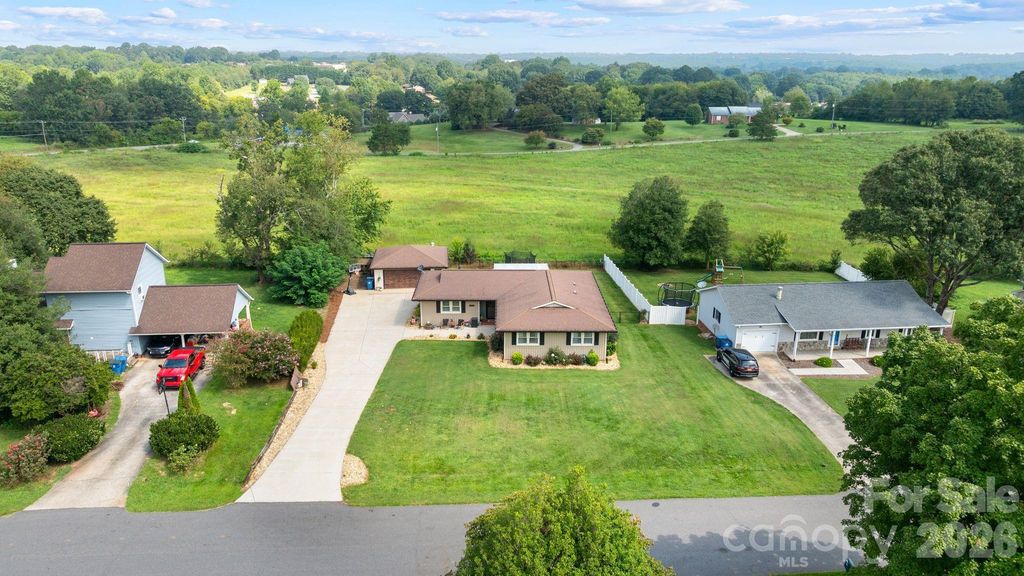 5000 Forest Ridge Drive, Hickory, NC 28602
