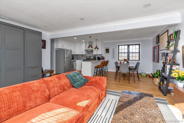 4 Finch Place Upper, Huntington, NY 11743