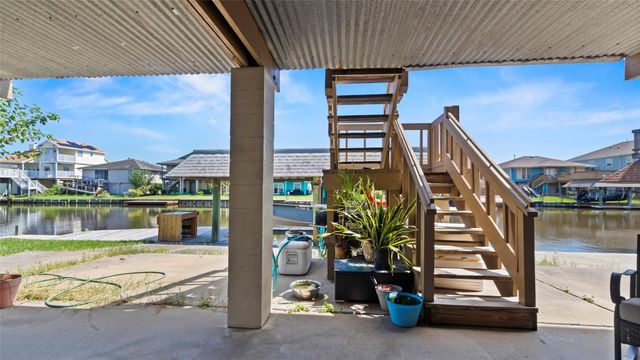 1097 Redfish Street, Bayou Vista, TX 77563