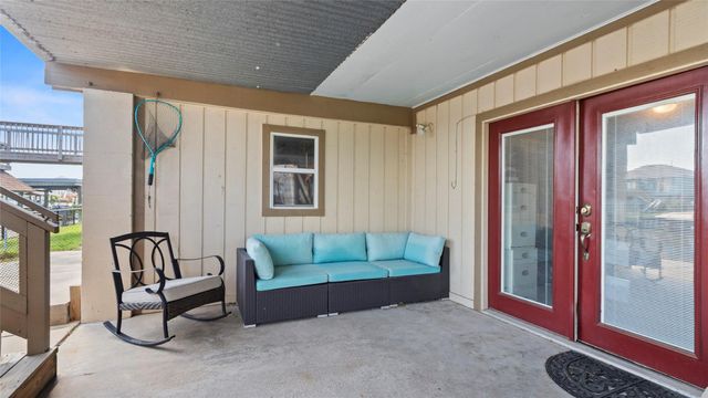 1097 Redfish Street, Bayou Vista, TX 77563