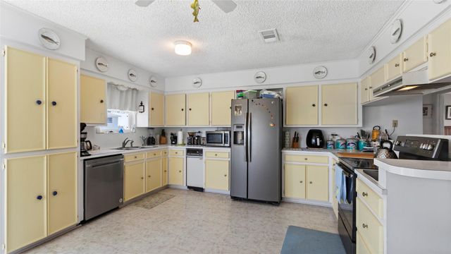 1097 Redfish Street, Bayou Vista, TX 77563