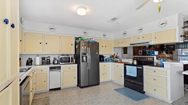 1097 Redfish Street, Bayou Vista, TX 77563
