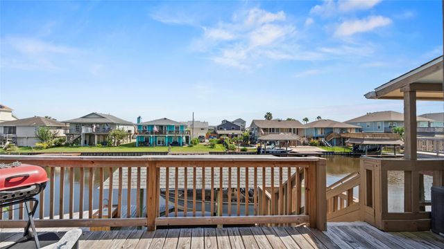 1097 Redfish Street, Bayou Vista, TX 77563