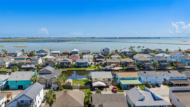 1097 Redfish Street, Bayou Vista, TX 77563