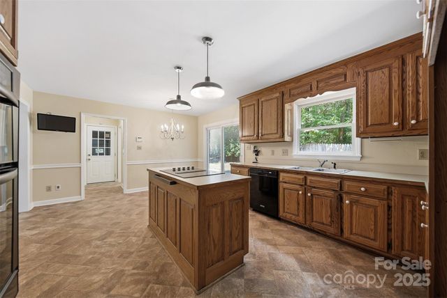 147 35th Avenue NE, Hickory, NC 28601