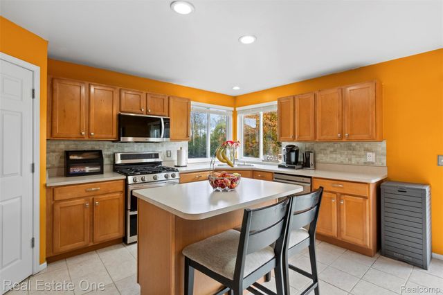 43275 Pond Bluff Drive, Belleville, MI 48111