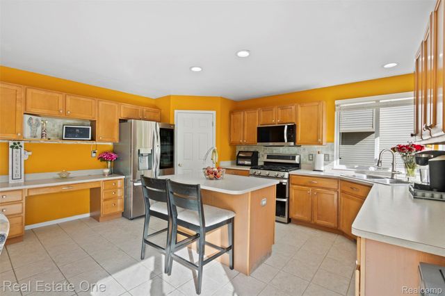 43275 Pond Bluff Drive, Belleville, MI 48111