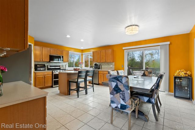 43275 Pond Bluff Drive, Belleville, MI 48111