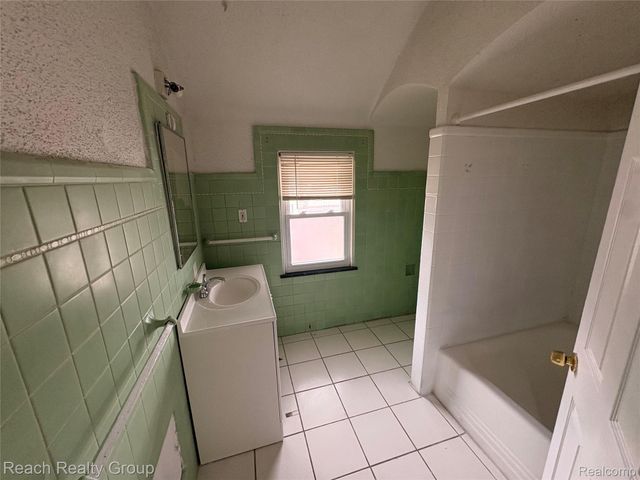 16565 Blackstone Street, Detroit, MI 48219