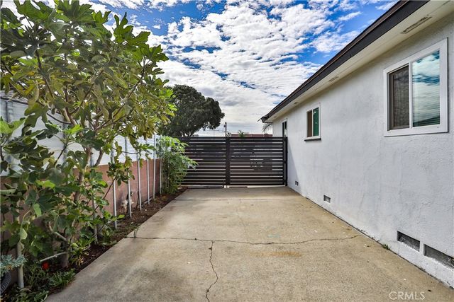 544 W G, Ontario, CA 91762