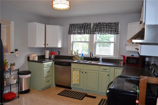 305 N 10th Avenue, Mayodan, NC 27027