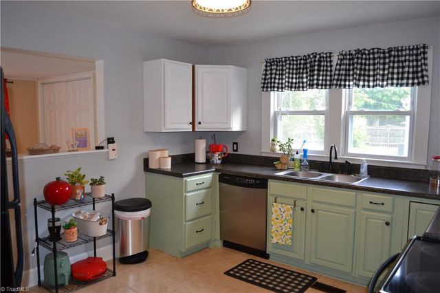 305 N 10th Avenue, Mayodan, NC 27027