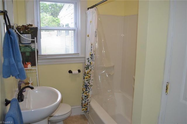 305 N 10th Avenue, Mayodan, NC 27027