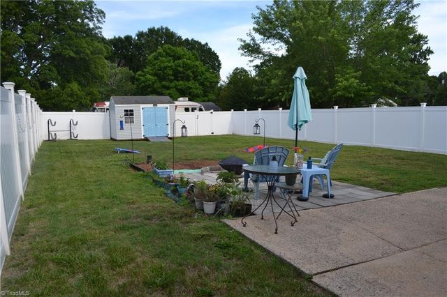 305 N 10th Avenue, Mayodan, NC 27027