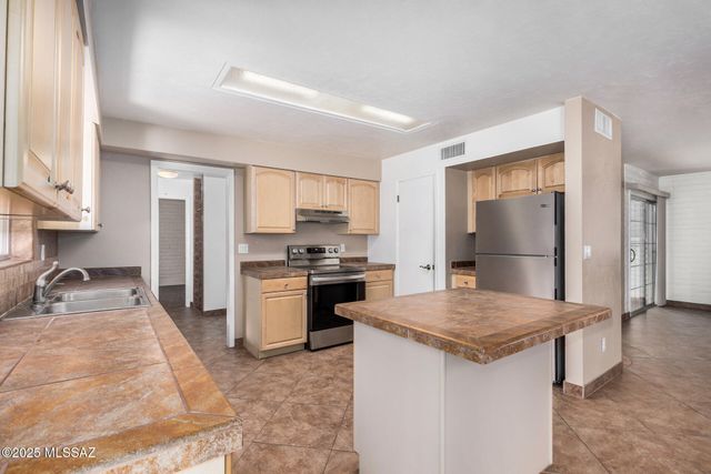 741 S Abrego Drive, Green Valley, AZ 85614