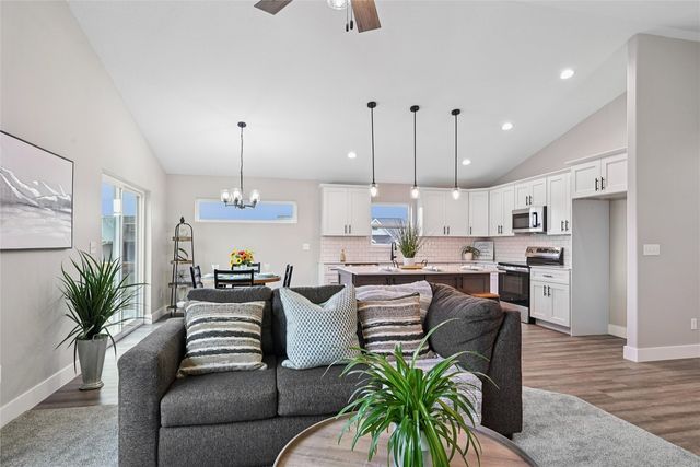 1382 Foxtail Drive, Fairfax, IA 52228